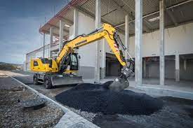IS IT THE BEST IDEA TO USE A WHEELED EXCAVATOR IN A ROAD-BUILDING PROJECT?